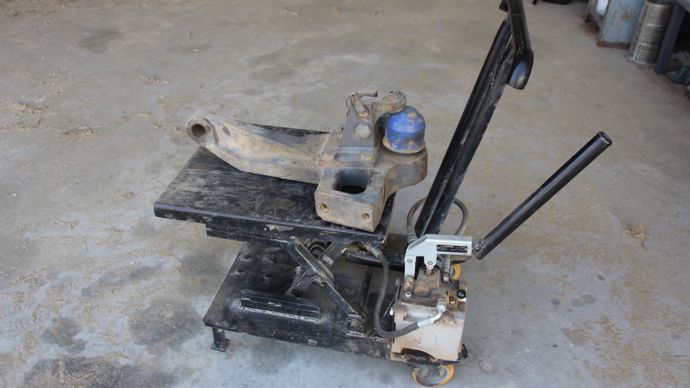 Ce chariot à roulettes est doté d’un plateau élévateur qui monte et descend grâce à un vérin et une pompe hydraulique manuelle.