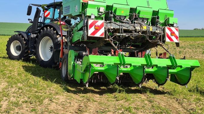 L’entreprise All-In-One est primée pour une butteuse rotative qui limite la consommation de carburant grâce à la présence d’éléments de coupe. Ces couteaux traitent les résidus de la récolte précédente, évitant ainsi les bourrages qui peuvent survenir avec un système classique.