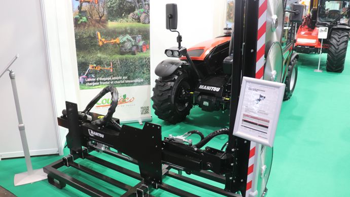  - Manitou s’est associé au constructeur Coupeco pour proposer une gamme d’outils destinés à être montés sur son chargeur télescopique ULM. Ils sortent aux couleurs Manitou et sont testé et validé par le constructeur.