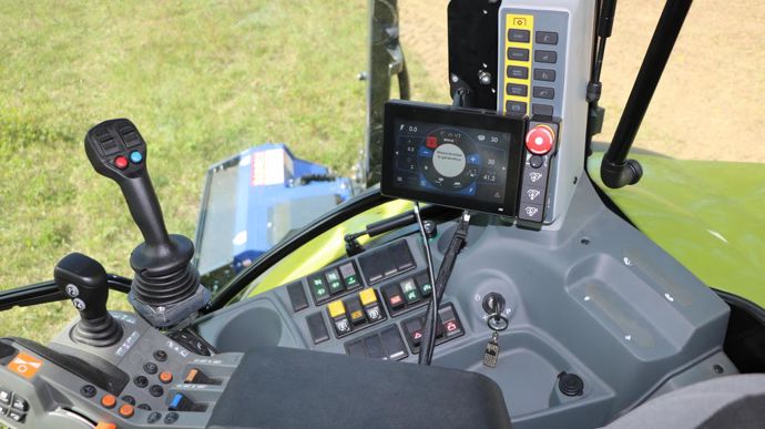 La E-Cobra bénéficie d'un écran de contrôle tactile à ventouses. Il permet d'afficher les données de fonctionnement de la machine et de modifier les réglages de vitesse de rotor et de la sensibilité des mouvements.