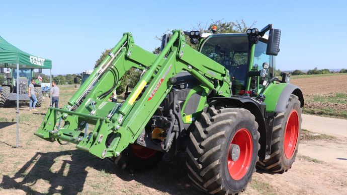 La série peut recevoir un chargeur Fendt Cargo. Celui-ci peut être piloté par le joystick 3L en option.