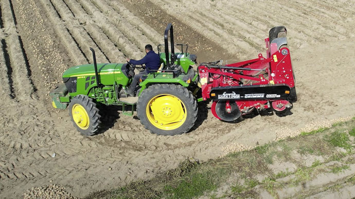Grimme s’est associé à Shaktiman pour développer un andaineur de pommes de terre repliable intégrant deux chaînes de tamisage. Cette solution est conçue pour les pays émergents qui ne disposent pas d’une importante puissance de traction.