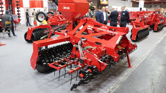  - He-Va fait évoluer son régénérateur de prairie Grass-Roller. Le modèle de 3 m porté, comprend désormais une rangée de dents en plus, alors que la trémie dédiée au sursemis a été centralisée à l’arrière du châssis. Cette machine intègre également des réglages entièrement hydrauliques.