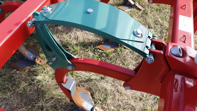  - La dent à pointe carbure est protégée par une sécurité non-stop à lame, dont l'effort à la pointe atteint 700 kg.