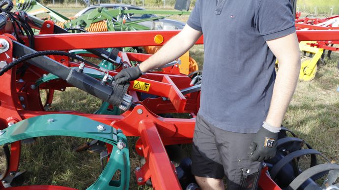  - Le réglage de la profondeur de travail est hydraulique. Il faut placer des cales sur la tige du vérin pour garantir une hauteur uniforme sur les deux côtés de la machine.