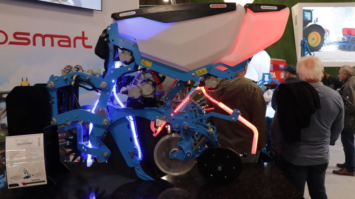  - Monosem exposait une maquette de son système de microgranulateur monté sur le Valoterra. Baptisée MicroSmart, il comprend deux trémies, la première est placée derrière la trémie principale et une seconde dans la trémie principale. Dans les deux cas, deux points de chute (au choix) sont possibles pour les produits.