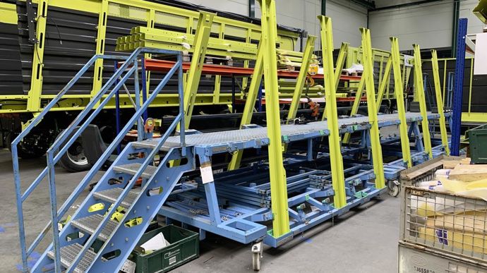 Les essieux arrivent assemblés. Ils sont ensuite installés sur des chariots pour faciliter la manipulation.