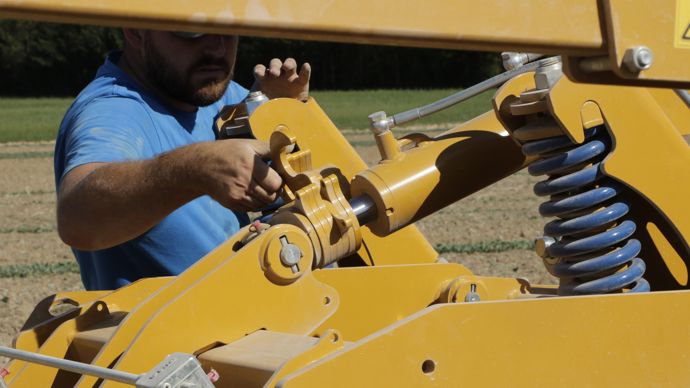  - Pour régler la profondeur de travail, des cales sont basculées sur la tige des vérins.