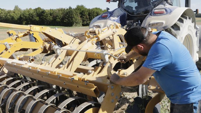  - Les manivelles dédiées au réglage des disques de nivellement, sont facilement accessibles.