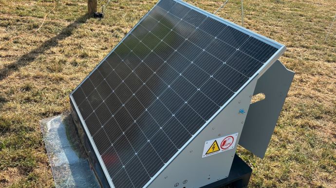 Ako a récemment mis dans le commerce deux électrificateurs. Le Sun Power S 4000 smart fonctionne à l'énergie solaire. Avec une énergie de décharge de 4 J, c'est le plus puissant de la marque. L'appareil peut également être géré à distance. Le Power Station XDi 15000 smart est quant à lui pensé pour les longues clôtures, avec une végétation dense.