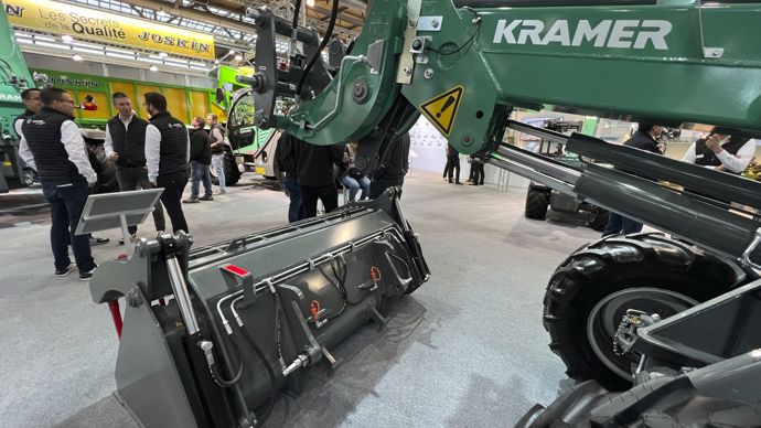  - Kramer fait évoluer son attache rapide des outils avec un dispositif entièrement hydraulique appelé Smart Attach. Ce dispositif possède le même gabarit que la solution précédente, ce qui permet d’utiliser les mêmes outils, sans adaptation.

L’avantage du Smart Attach par rapport à la solution précédente est qu’il autorise le couplage des asservissements hydrauliques pour la troisième fonction sans descendre de la cabine. L’outil est verrouillé et couplé hydrauliquement, avec relâchement automatique de la pression dans le circuit, grâce à une simple action sur un bouton en cabine.