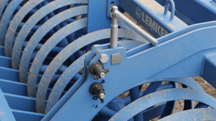 - Les décrotteurs du rouleau disposent de nombreuses solution de réglage dont leur angle d'attaque et leur hauteur.