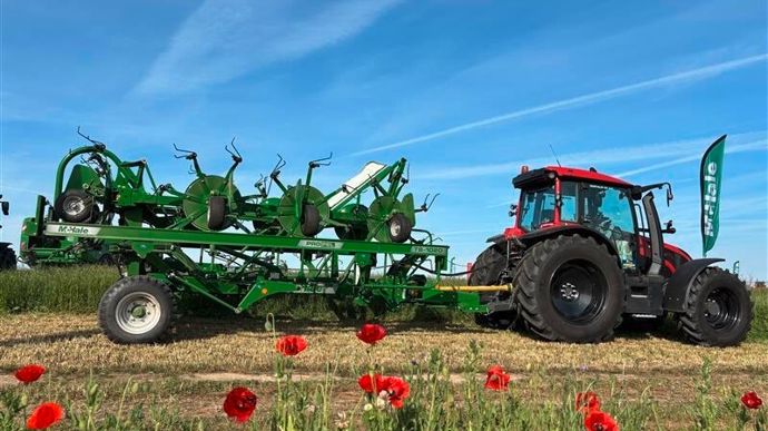 Mchalle a présenté les faneuses traînées ProPel T8-1020 & ProPel T10-1260. Les deux machines héritent d'une technologie sortie l'année dernière : la dent à crochet. Elle ramasse le fourrage en effleurant le sol pour éviter toute contamination, assure un bon séchage et préserve le fourrage.