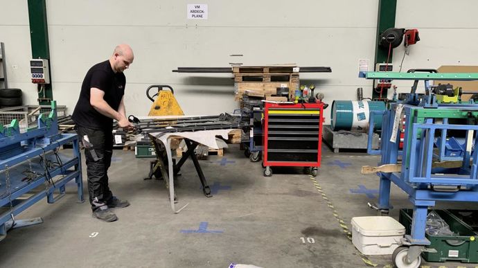 Les groupes hacheurs sont assemblés sur une ligne à part.
