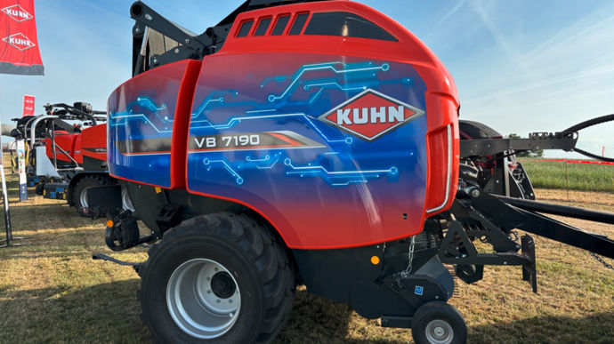 Après avoir reçu « l'Eima technical innovation award », Kuhn a exposé ses presses à balles rondes VB série 7100 section control. « Les premières au monde à offrir la fonction Section Control avec un pick-up automatique piloté par GPS », se targue l'équipementier.