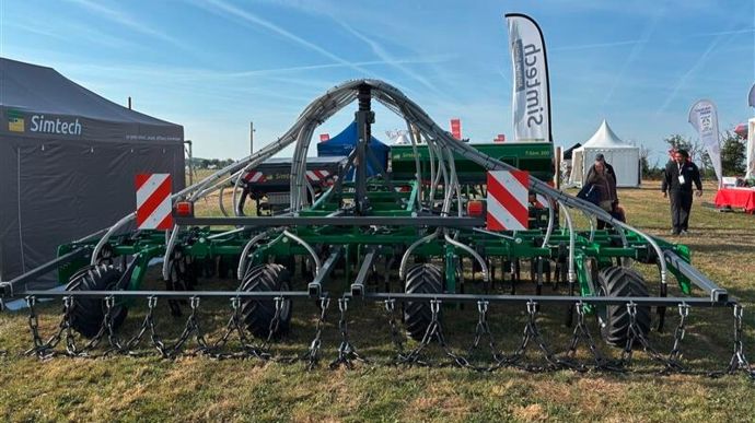 Simtech voit large pour son T-Sem. Le semoir, connu pour ses socs en T inversé, sera maintenant disponible en 7,20 m et 8 m en version portée avec trémie frontale. Il sera également possible de remplacer le rouleau par des roues de terrage. Une manière de limiter le porte-à-faux et de faciliter le semis en conditions délicates.