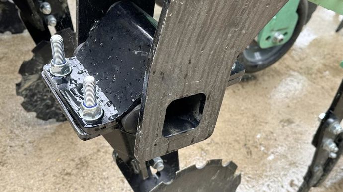 Les disques ouvreurs sont maintenus par quatre boudins elastomère. Ils bénéficient d’un palier de déchaumeur à disques.