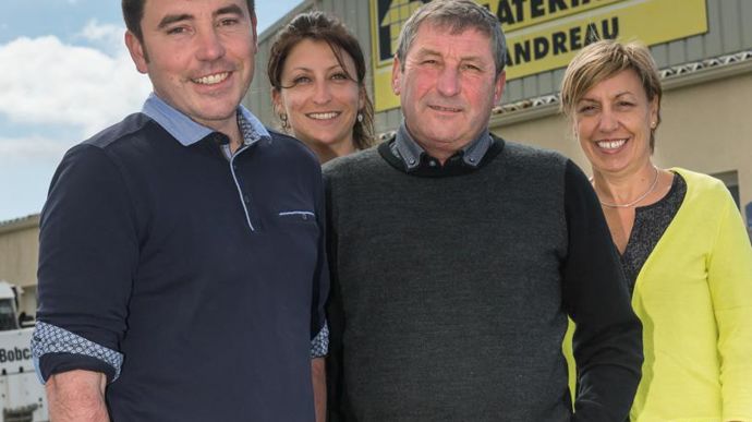 La famille Landreau est aux manettes du groupe. La transmission est en cours depuis sept ans et se fait pas à pas. Le comité de direction de Landreau Groupe avec, de gauche à droite, Johann Landreau, dirigeant des activités Landreau Agro et Landreau Solutions et PDG d’Huré Agri Consult, sa sœur Laetitia Landreau, assistante commerciale, son père, Éric Landreau, PDG de la SAS Landreau et Fils (société mère), et sa mère, Corinne Landreau, responsable RH, qui comptent tous deux laisser les rênes à leurs deux enfants d’ici à dix ans. © Jean-Michel Nossant