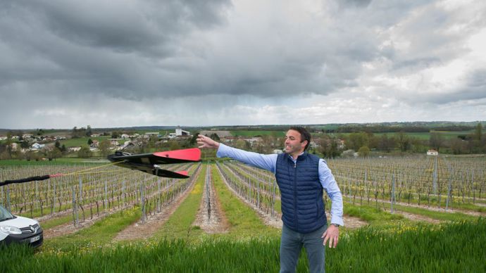 Jean-Lucien Gourgues fait voler le drone au pied d’un vignoble. Les deux tiers des surfaces couvertes par le service drone sont en vigne et arboriculture. ©?Jean-Michel Nossant