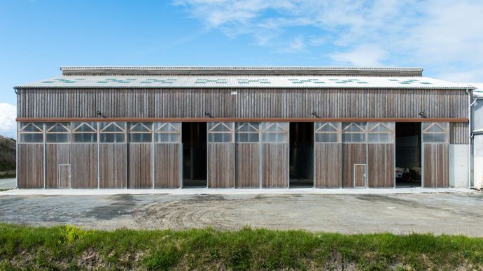 Le nouveau bâtiment de stockage, en fonction depuis un an, a été conçu essentiellement en bois afin de respecter l’harmonie avec certains monuments à proximité comme l’église. Ses 2 000 m2 accueillent les produits d’agrofourniture, dont l’engrais vrac. ©?Jean-Michel Nossant