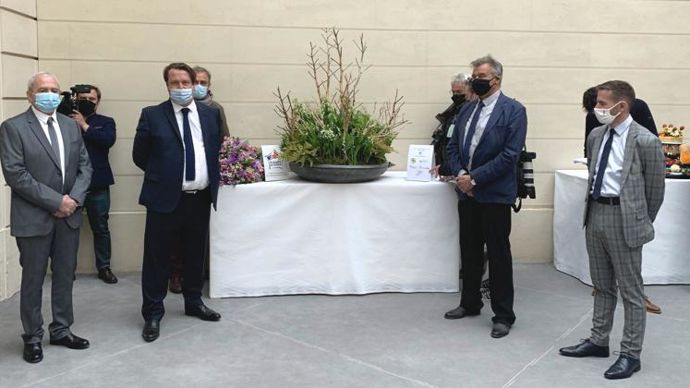 Les professionnels du marché de Rungis attendent le couple présidentiel pour lui remettre des produits issus du savoir-faire des producteurs français. Du muguet, bien sûr, mais pas que ! ©P. Fayolle