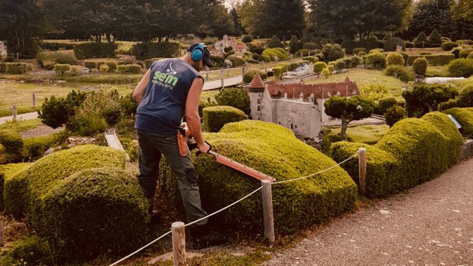 Entretien réalisé par les équipes de SEM Espaces Verts à la France Miniature (Yvelines).