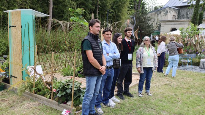 Les étudiants de l'Agrocampus de Saint-Germain-en-Laye ont également participé au Grand prix Unep du petit jardin urbain. Une partie des étudiants impliqués pose ici avec leur professeur.