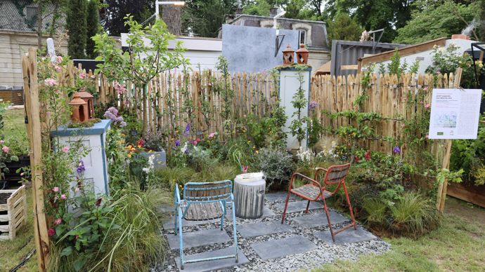 « Jardin suspendu aux vœux du vent » des pépinières Baltet-Dumont, un exemple de petit jardin urbain de 12 m² présent parmi la sélection d'une douzaine de créations dans le cadre du Grand prix Unep du petit jardin urbain.