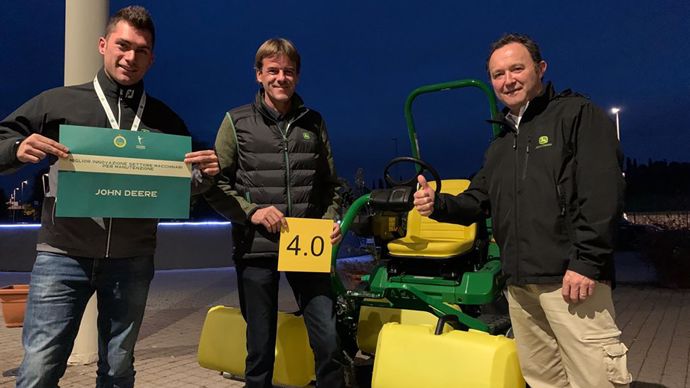 Le staff de John Deere reçoit son prix pour la tondeuse triplex 2750 Precision Cut