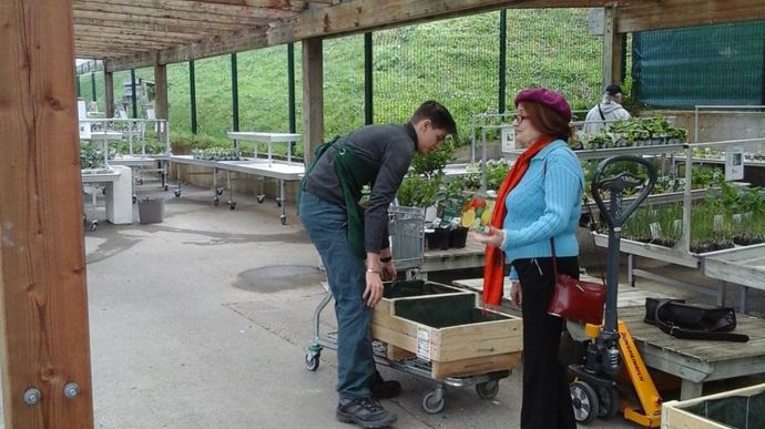 Les clients sont heureux du travail réalisé par les élèves et par la gratuité des jardinières… ©M. Calcavecchia