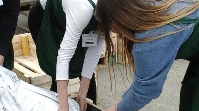 Réaménagement du stand au fur et à mesure des dons et recomposition d’unejardinière. ©M. Calcavecchia