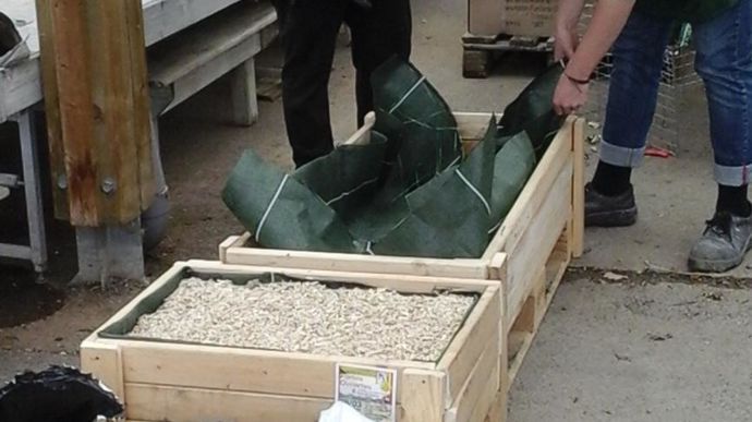 La dernière jardinière à été offerte avec du terreau et de la terre spéciale pour potager en mélange. Auxquels était ajouté du paillage en surface, offert par le partenaire et site d’accueil de l’opération : Botanic. La cliente était ravie et n’avait plus qu’à planter. ©M. Calcavecchia