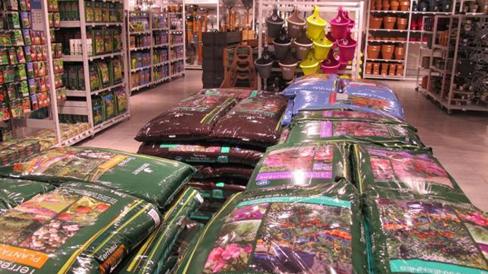 ©P.Fayolle Le magasin, qui s'étale sur deux niveaux et une surface de 1 100 m2, concentre une gamme plutôt large étant donné le contexte. Mais pour les substrats, par exemple, les volumes urbains plutôt légers sont privilégiés. 