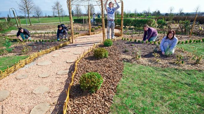 11. Le Kaléidoscope végétal.../... Les aromatiques libéreront un parfum enchanté. Le paillage somptueux, en coquilles de noix et copeaux de cacao, donnera plus de magie et de féerie.