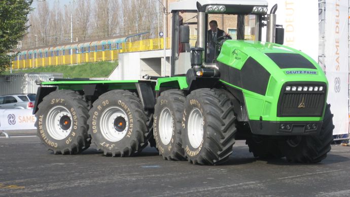 Deutz-Fahr dévoilait le tracteur Agro XXL, un modèle articulé à 8 roues équipé d’un moteur Deutz TCD V8 de 15,8 L de cylindrée et 600 ch de puissance.