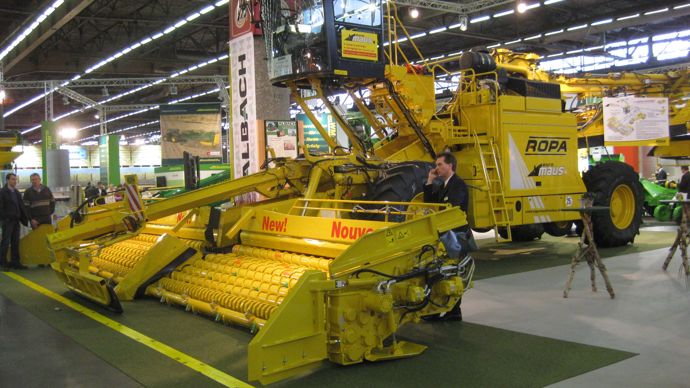 La déterreuse de tas de betteraves Ropa Euro Maus 4 s’équipe d’un avaleur à rouleaux de 10,2 m large.