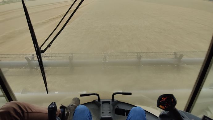Le groupe Agco sous ses marques Fendt et Massey Ferguson pour la récolte a mis au point la moissonneuse-batteuse Ideal 10, disponible sans volant et avec un joystick de conduite à gauche.