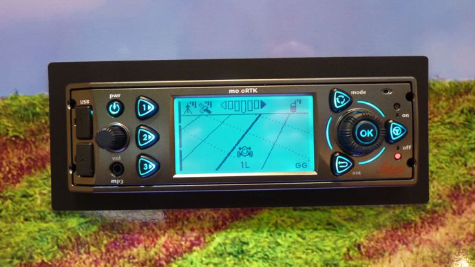 Guider son tracteur au GPS à partir de son autoradio, tel était le défi de MojoRTK. La console offre ainsi un petit écran représentant les lignes de guidage du GPS RTK.