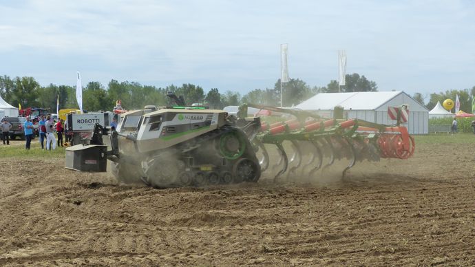 Démonstration du tracteur robotisé AgXeed à deux chenilles triangulaires lors du Salon d’Innov’Agri, attelé du déchaumeur Amazone Cenius 3003.