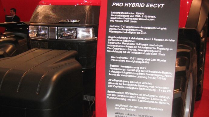 Un prototype précurseur de transmission hybride chez Case IH avec la Pro Hybrid EECVT dotée d’un module à variation continue, couplé à deux moteurs électriques de 50 kW, d’une récupération d’énergie cinétique dans une batterie de 11,5 kWh.