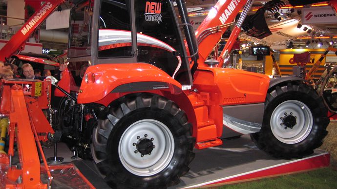 Manitou dévoilait le concept Manitrac, un tracteur chargeur doté d’une flèche télescopique et d’un relevage arrière.