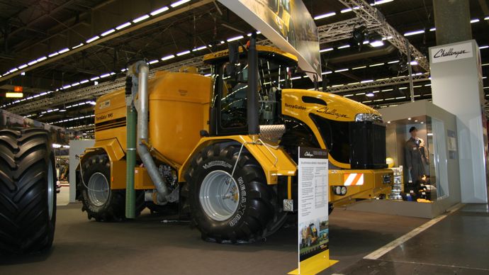Peut-être l’un des derniers challenger Terra Gator aperçu sur un salon, ici équipé du système de télé gonflage et d’une tonne à lisier à cuve polyester.