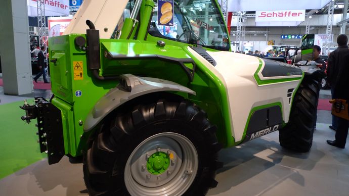En 2013, Merlo recevait la médaille d’or Agritechnica pour son chariot télescopique TF40.7 hybrid, associant un moteur thermique de 75 ch à deux moteurs électriques et offrant une autonomie de 2 h en 100% électrique.