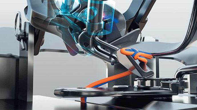 Révolution dans les presses à balles carrées dotés du double noueurs. Grâce au nœud à boucle, la machine n’émet plus de résidus de ficelles à l’instar de New Holland et son LoopMaster et Krone avec son noueur en V .