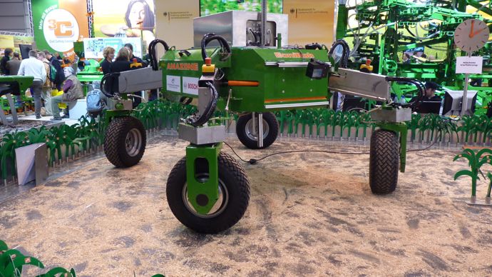 En 2009, Amazone menait des recherches sur la robotisation pour l’avenir de ses produits et présentait lors des salons son robot BoniRob.