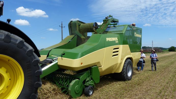 La presse à pellets Premos 5000 du constructeur Krone possède la capacité de ramasser et de comprimer la paille en bouchons.