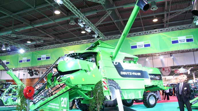 Les moissonneuses batteuses Deutz-Fahr 690 HTS Balance, fabriqué en Croatie, s’équipent du système automatique de correction de dévers, jusqu’à 20%.