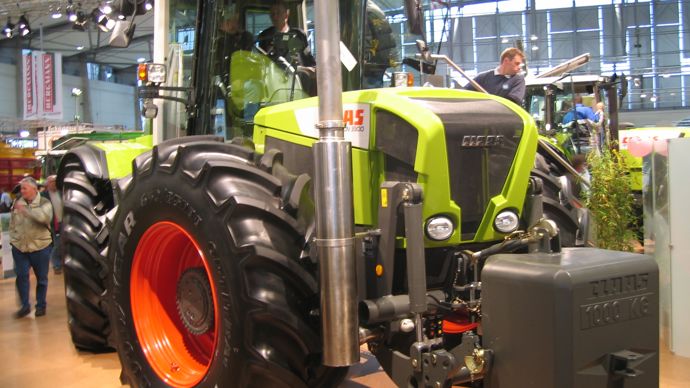 Claas dévoilait son tracteur Xerion Série 3300 à 4 roues égales et directrices, doté d’un moteur Caterpillar de 8,8 L .
