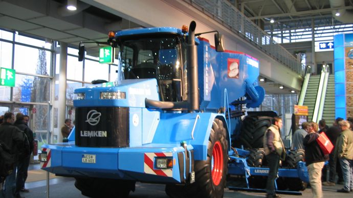Lors du salon Agritechnica à Hanovre en Allemagne, Lemken présentait un automoteur de semis combiné, monté sur une base de Terra Gator, dénommé « Brillant ».