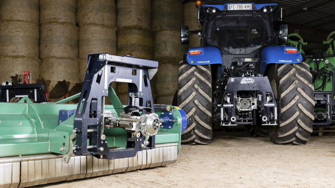 Atteler un outil en seulement trente secondes, sans descendre du tracteur ! C'est ce que propose le concepteur et fabricant français Tracto-Lock.